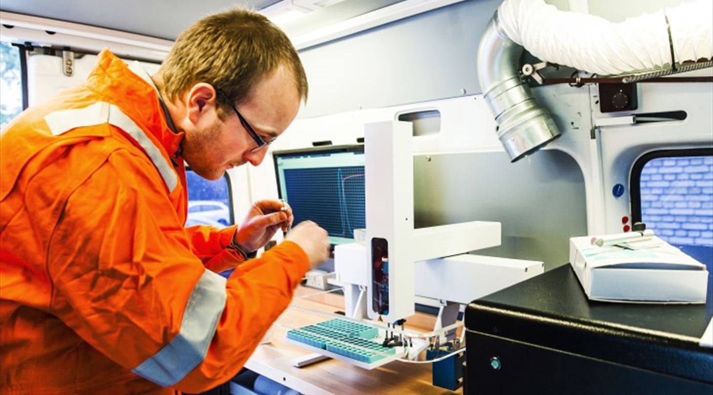 Billede af Troels fra DTI Oil & Gas som er i færd med at forske i laboratorium. Billedet er blevet anvent i forbindelse med artikel om tracer services.